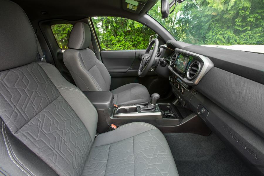 Интерьер Toyota Tacoma TRD Sport Access Cab 2015 года  (NA) (фото 9 из 14)